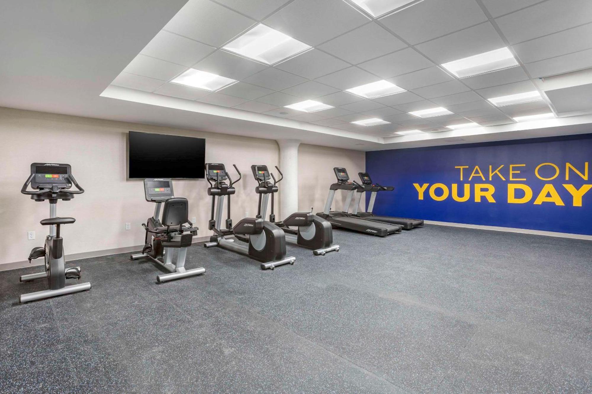 Comfort Inn & Suites Newark Liberty International Airport Exterior foto