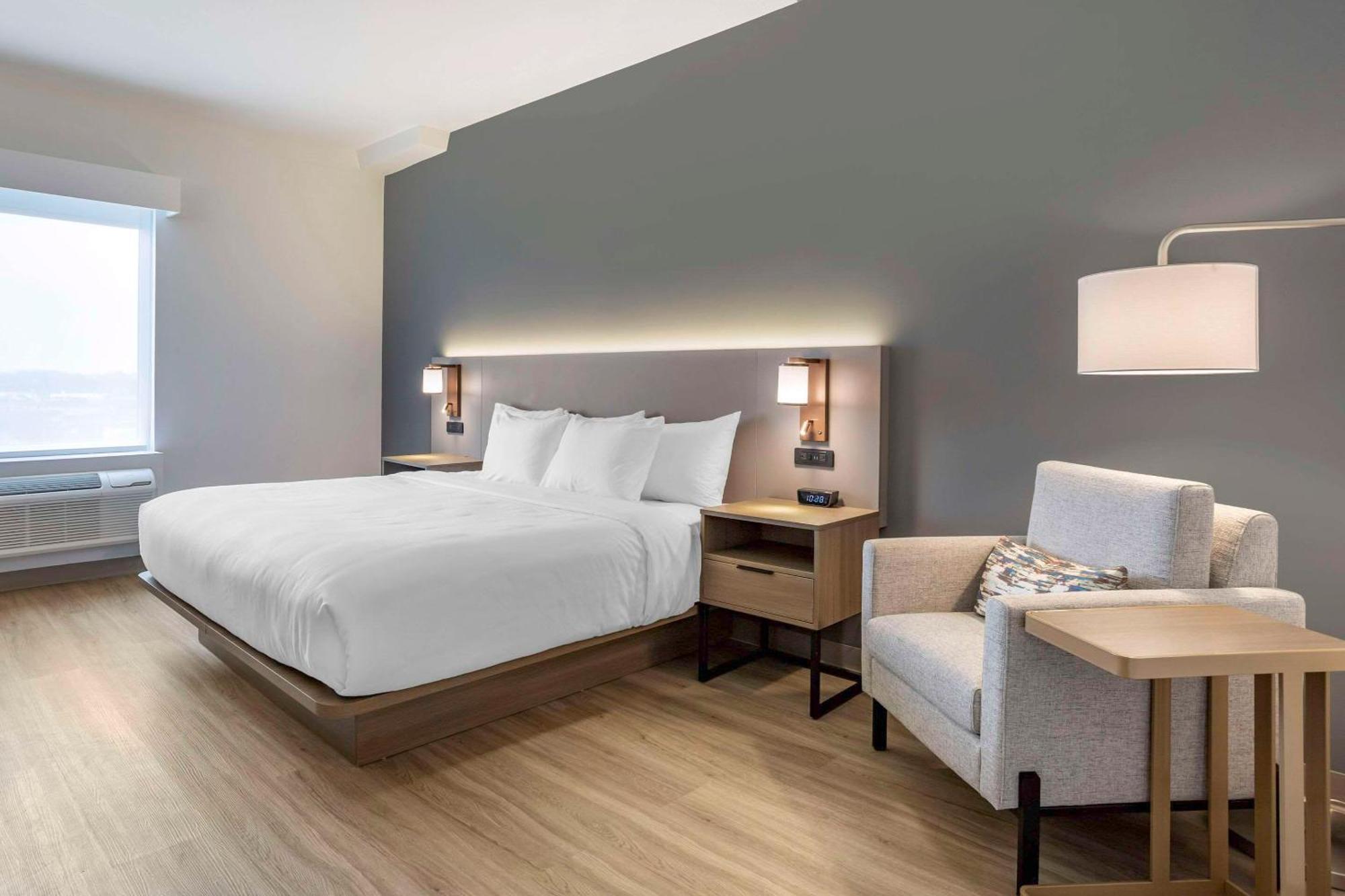Comfort Inn & Suites Newark Liberty International Airport Exterior foto