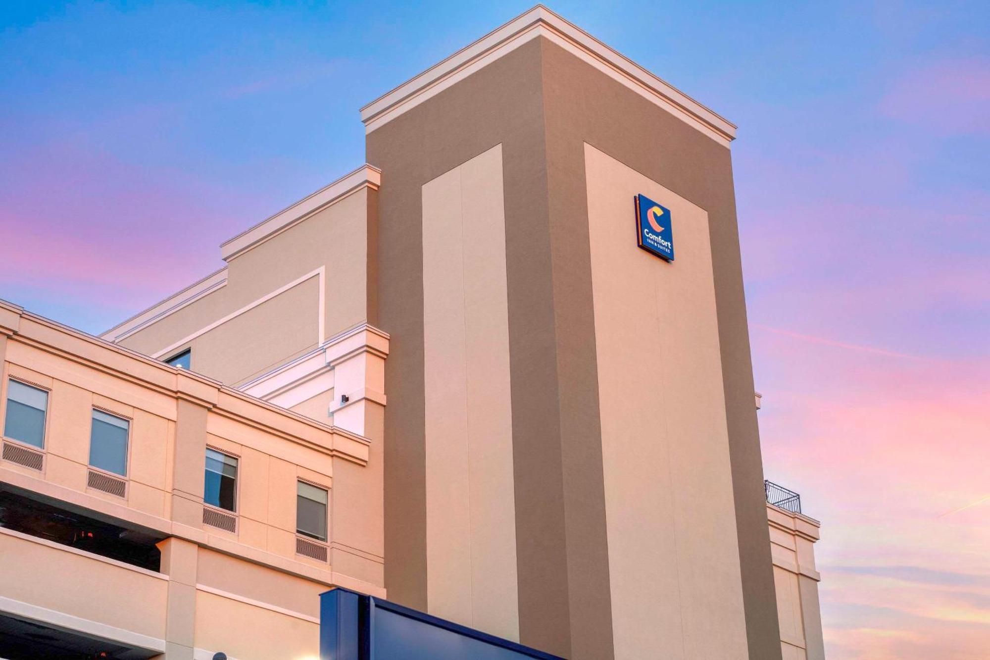 Comfort Inn & Suites Newark Liberty International Airport Exterior foto