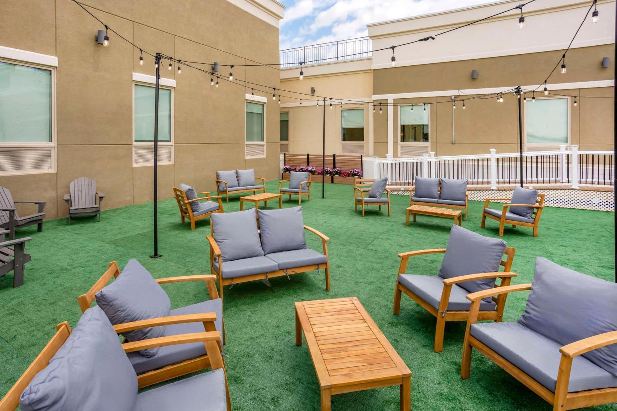 Comfort Inn & Suites Newark Liberty International Airport Exterior foto